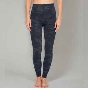 SPANX Look At Me Now Seamless Compression Double Layer Waist Camo Leggings Med
